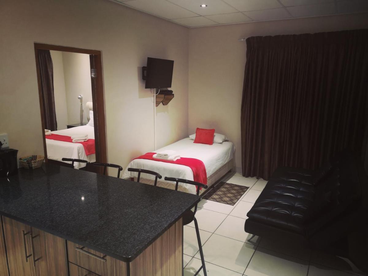 Aaa Rose Garden Guesthouse Mookgophong エクステリア 写真
