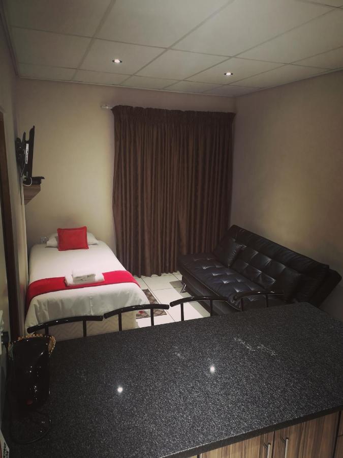 Aaa Rose Garden Guesthouse Mookgophong エクステリア 写真