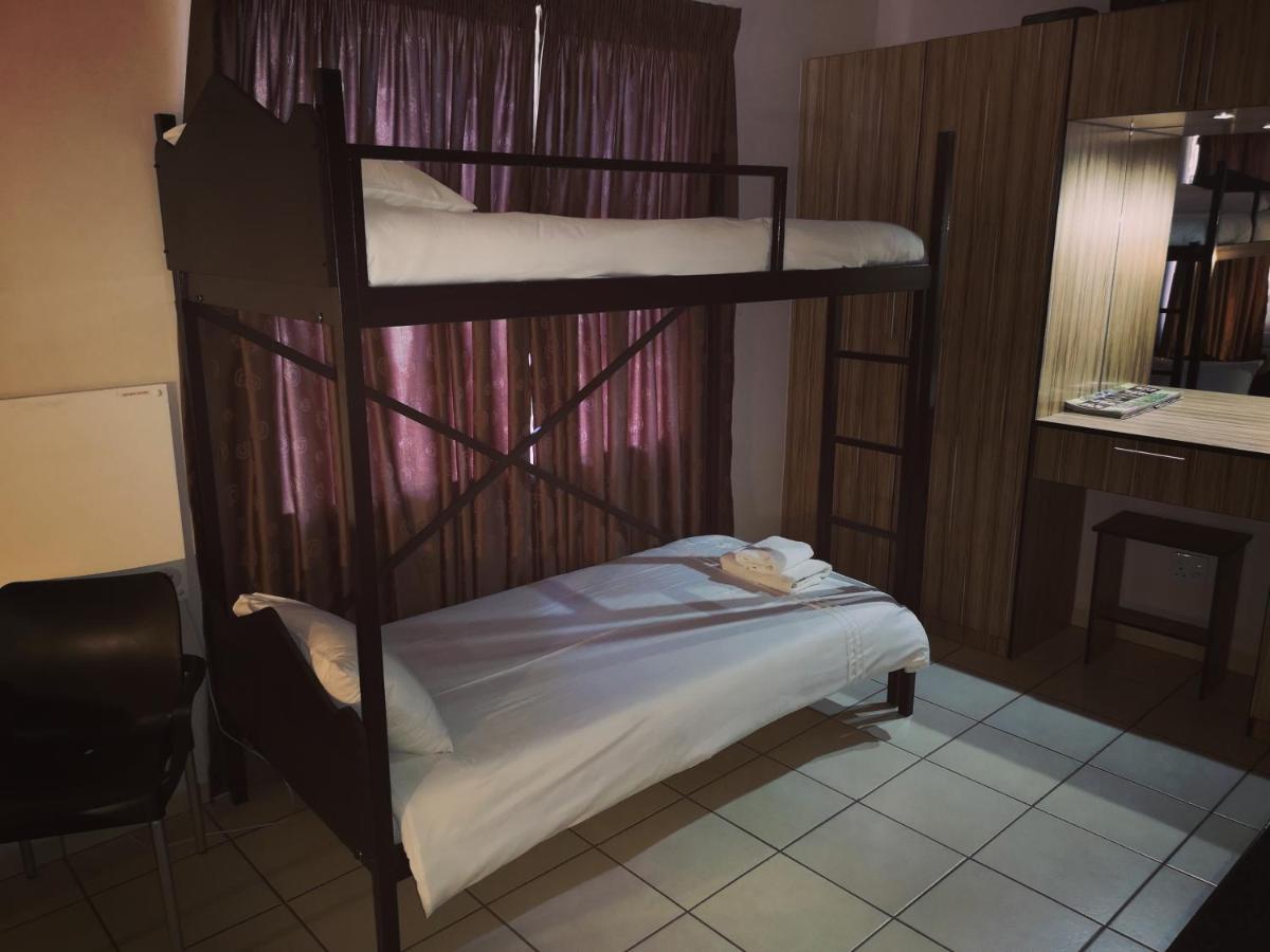 Aaa Rose Garden Guesthouse Mookgophong エクステリア 写真