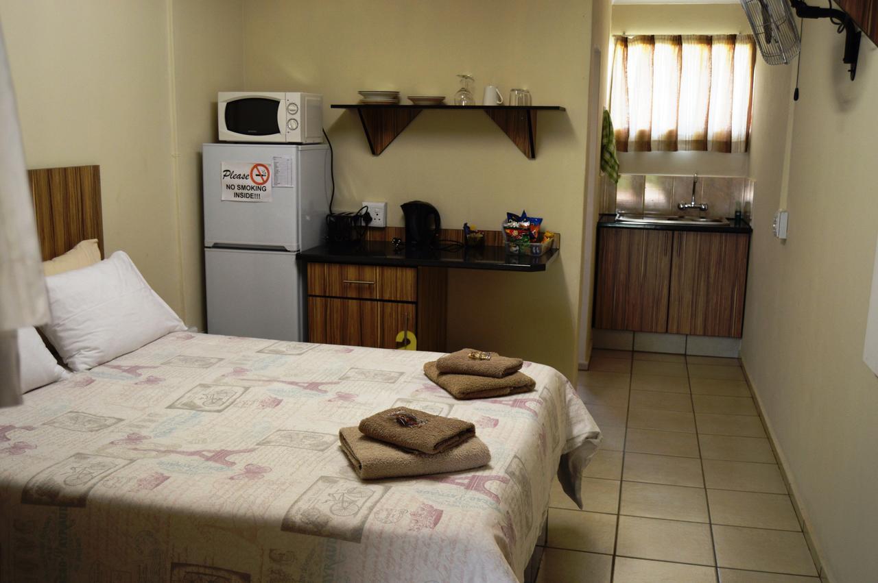 Aaa Rose Garden Guesthouse Mookgophong エクステリア 写真