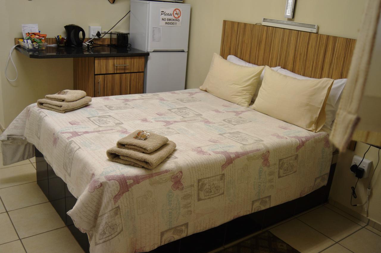 Aaa Rose Garden Guesthouse Mookgophong エクステリア 写真